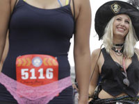 温哥华举办第9届内衣长跑”