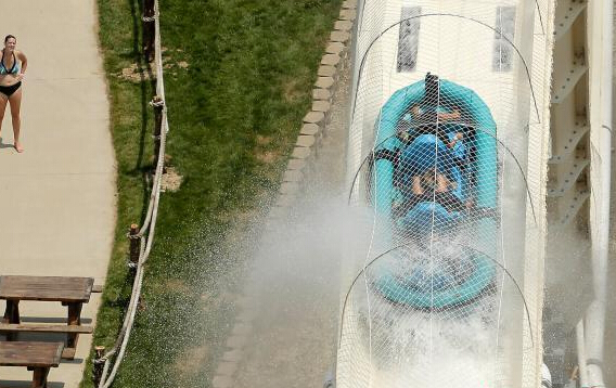 美国建世界最高水滑梯 168英尺高体验疯狂心跳”