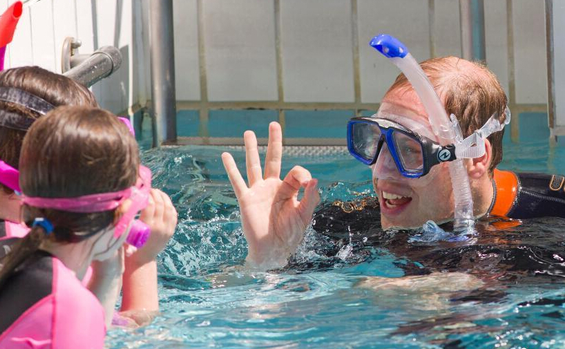 威廉王子穿潜水装跟小萝莉一起戏水”