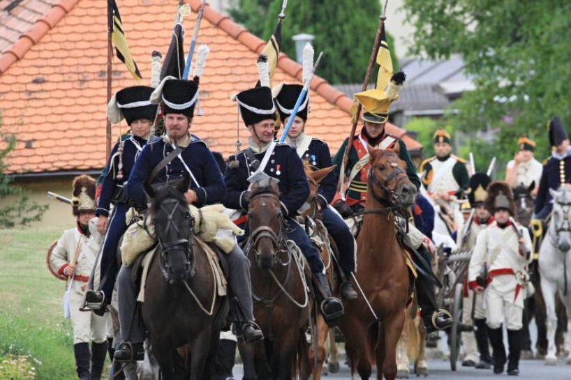 奥地利重现拿破仑进军捷克场景 穿古装骑马行军”