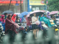 南宁大雨倾盆 市民出行遇阻”