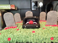 英国女子庆祝离婚 为不忠前夫立“蛋糕墓碑””