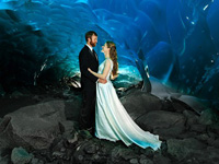 冰洞里的婚纱照”