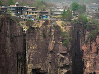 世界最危险村庄坐落1700米悬崖边”