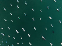 航拍香港:半城苍翠半城楼”