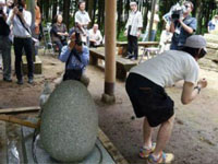 日古代神社称能治愈痔疮 患者排队向“圣蛋“求助”