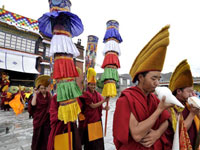 西藏岗坚寺举行展佛仪式”