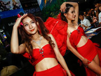 火辣美女助阵上海ChinaJoy展台”