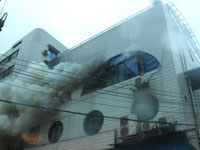 四川绵阳一茶楼突发大火烧精光”