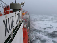 雪龙船首遇浮冰区”