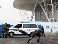 青岛举行处突演练”