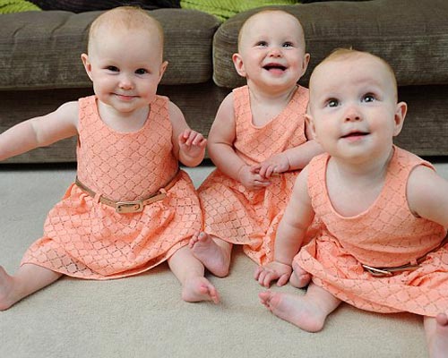 英夫妇为三胞胎涂不同指甲油以区分”