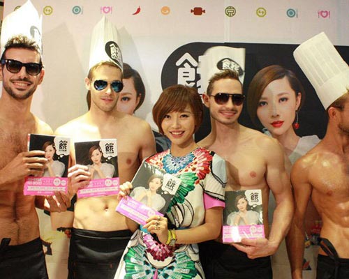 梦遥新书《食我》北京首发 欧美肌肉型男助阵”