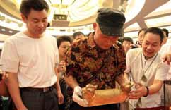 “唐代开元年黄金鸳鸯枕”款亮相上海”