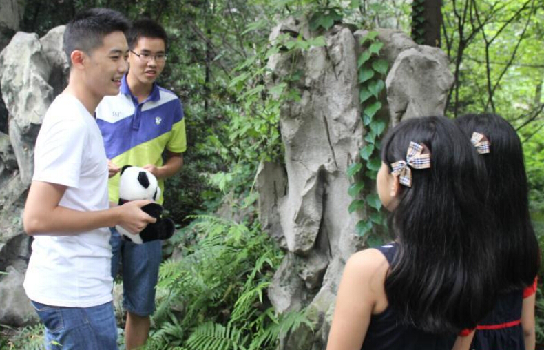 成都城区热门景区现“文明小督导”执法支队”