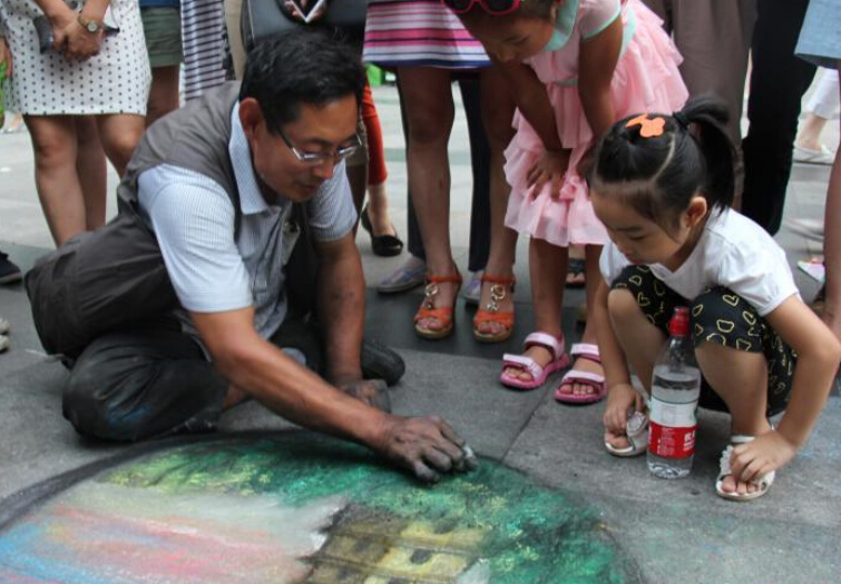 独腿画师西安街头作画 身残志坚引路人围观”