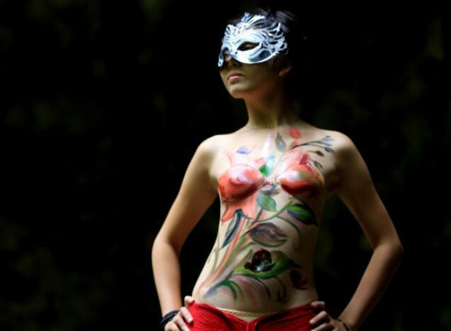 广西一景区上演人体彩绘 半裸靓模引围观”