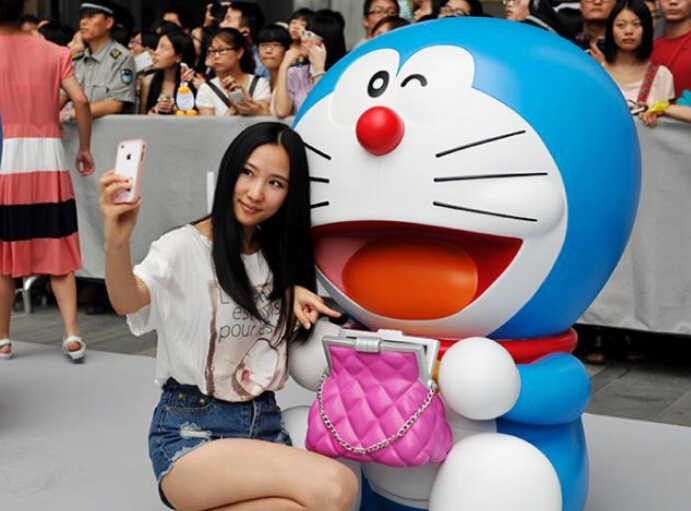 百余哆啦A梦亮相成都 千人完成巨型拼图”