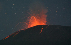 印尼史拉默火山喷发 当局要求民众撤离”