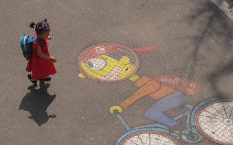 山西一居民小区现“井盖画””