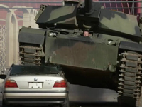 美国富豪开坦克压宝马 叫板牙买加炫富男”