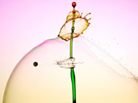 实拍子弹射穿水珠震撼画面”