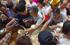 山西面食文化节日 上演“百人削面 万人品尝”(高清大图)”