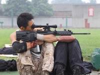 揭秘特警狙击手如何炼成:互射搭档手中苹果(组图)”