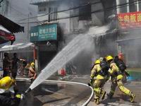 组图:温州饭摊起火消防员抢出着火煤气罐”