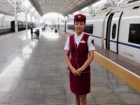 高素质 高标准 高水平:女列车长王娇珑的“三高服务”暑运(高清组图)”