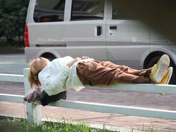 女子躺5cm宽铁栏杆上酣睡 被称当代小龙女”