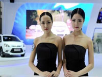 香艳车模亮相成都车展 美貌堪比干露露”