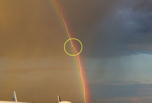 飞机穿越彩虹闪电毫发无伤 高空奇观令人惊叹(图)”
