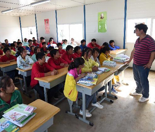 鲁甸地震灾区中小学校如期开学”