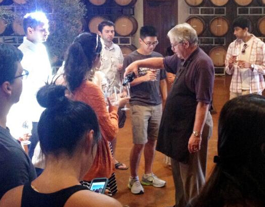 美加州纳帕酒乡地震重建 品酒游客火爆”