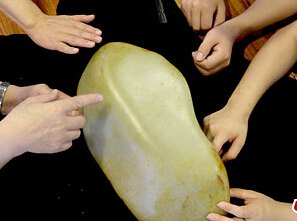 24公斤重珍稀和田玉籽料亮相北京中国珍品馆”