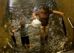 ŦԼ�������ˮ��Ϯ �˿���������ϥ��ˮ��(������ͼ)��