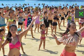 ����ǧ����Ӿװˮ�����Ըа桶Сƻ������Χ��(������ͼ)��