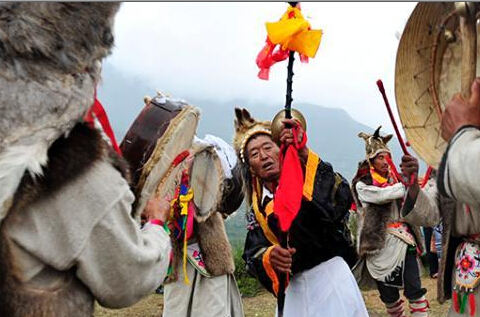 四川理县羌族民众举行农耕文化原生态文化活态展示”