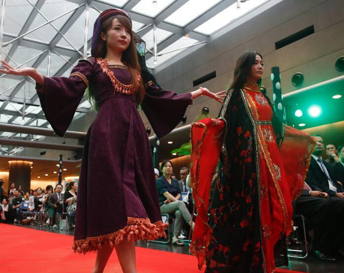 “丝路华服美食秀”启动第三届阿拉伯艺术节”