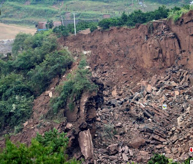 湖北秭归县岩体滑坡致电站被埋”