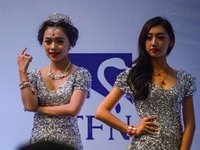 美女模特亚欧博览会上秀珠宝”