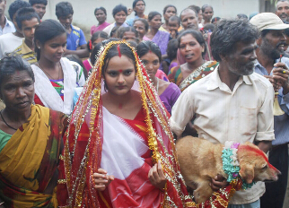 ӡ��18��Ů�ӱ��������˹���� Ϊ�������߶��ˡ�