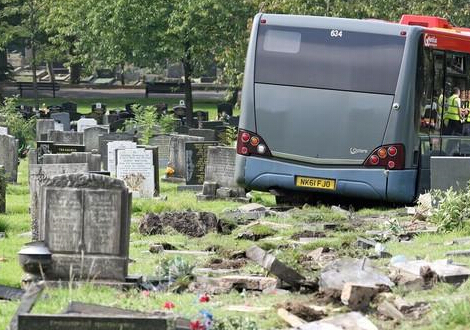 Ӣ��һ����ʿ����Ĺ�� ײ��Լ50��Ĺ��15�����ˡ�