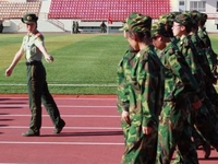 �Ͽ���ѧ3300��ѧ�Ӿ�ѵ Ů�̹١����ᡱ���ࡱ