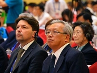 �ھŽ�˿��֮·�г���̳����³ľ����С�