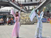 ������ͷ���϶�桰Сƻ������Χ�ۡ�