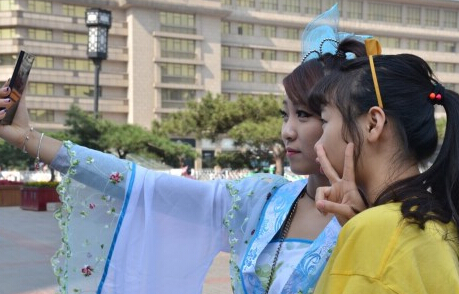 ������ͷ���϶�桰Сƻ������Χ�ۡ�