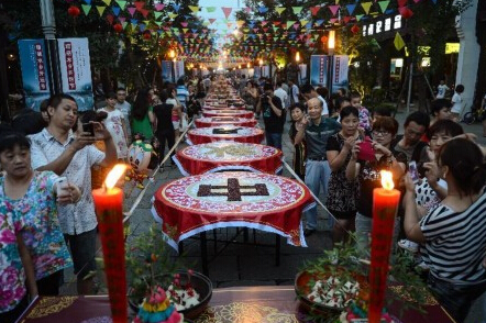 千年古镇“长街宴”迎中秋(组图)”