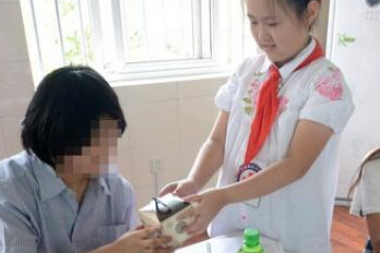 ����Сѧ���߽����˾���վ Ϊ�������������±���